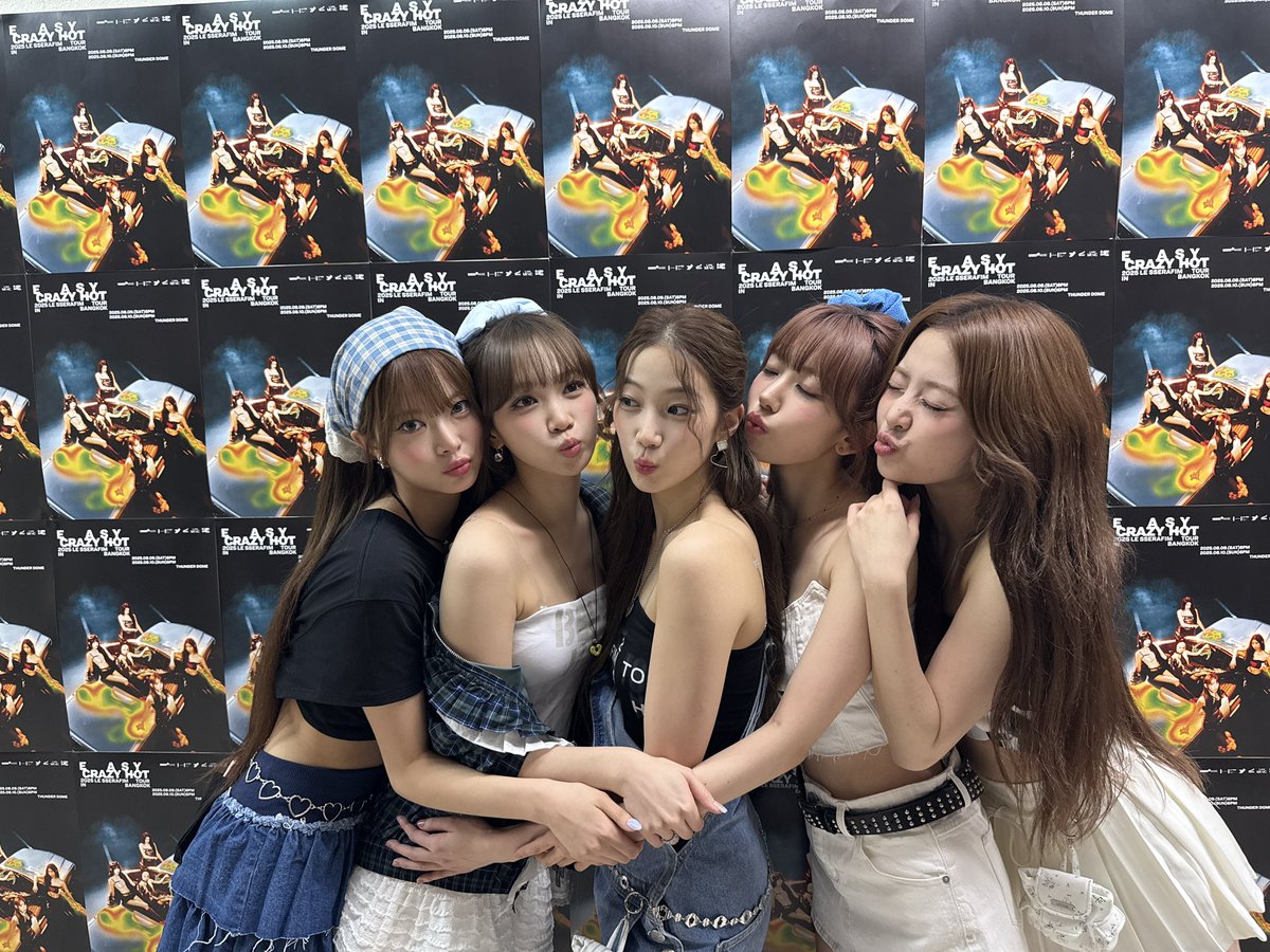 [WEVERSE DM] 250810 #HUHYUNJIN 🐶 

: Hehe
: We’re cute right
: First day in Bangkok! It was very meaningful