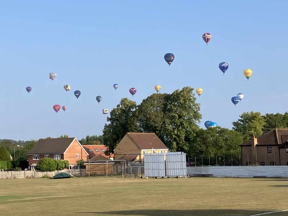 SJB_100's tweet photo. Sunday morning entertainment… #Bristolballoon https://t.co/twnuKGODDp