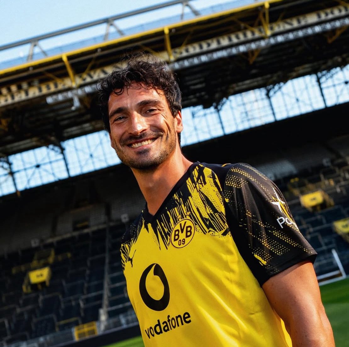 AroooBVB's tweet photo. F: Können Sie sich vorstellen, später einmal für den BVB zu arbeiten?
🎙️Mats #Hunmels : „Aki Watzke und ich sprechen immer noch regelmäßig und tauschen uns aus. Aber für mich steht noch nicht fest, in welche Richtung es gehen wird.“ 1/3
🗞️ @BILD
#BVB https://t.co/XdBjRsu51L