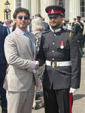 اسرة الشهيد الثائر محمد محمود الزبيري لاتجد ماتأكله، واولاد واحفاد عفاش  يتخرجون من اكاديمية سانت هيرست العسكرية البريطانية،  في الوقت الذي يعيش فيه الشعب اليمني ظروفا معيشية صعبة بسبب بيعهم لليمن وتسليمه لقوى خارجية حولته الى افقر شعب في العالم.