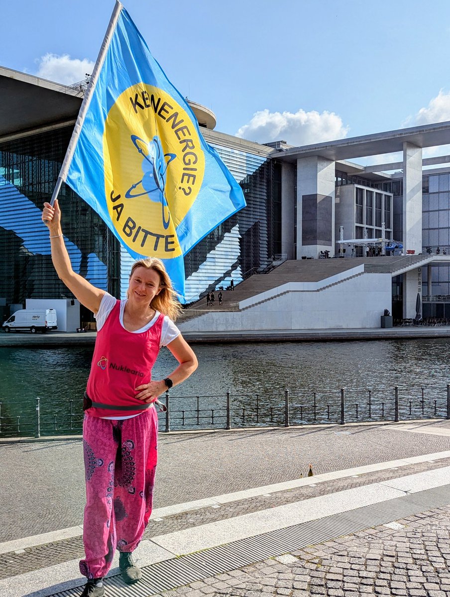 Jetzt in Berlin am Reichstag: Uns gegenüber wird das ARD-Interview mit SPD-Chefin Bärbel Bas aufgebaut. Diesmal sind wir rechtzeitig da und bleiben solange wie nötig, um in die Kamera zu winken: Kernkraft für gute Jobs!