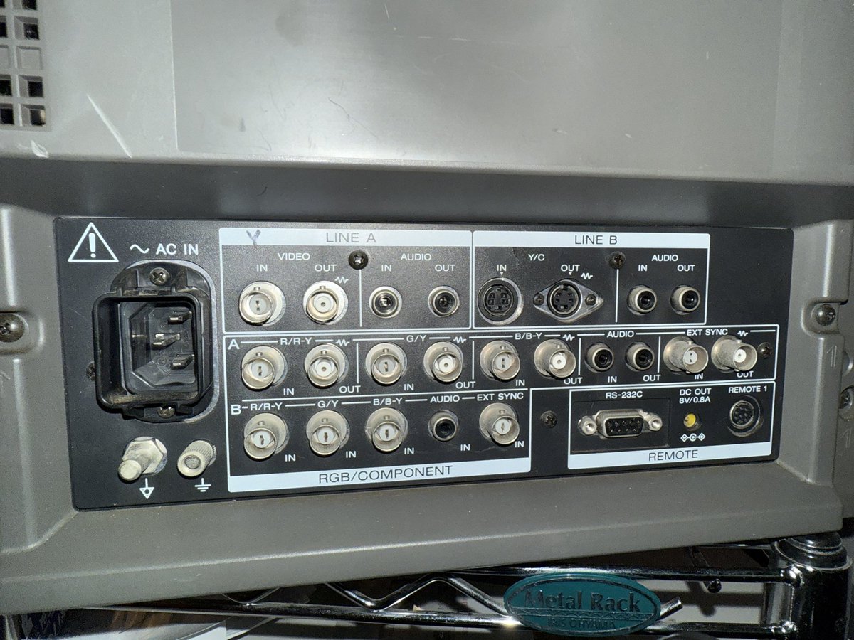 久しぶりに業務用CRTをお迎え。OLYMPUS OEV143。これ中身はSONY PVM