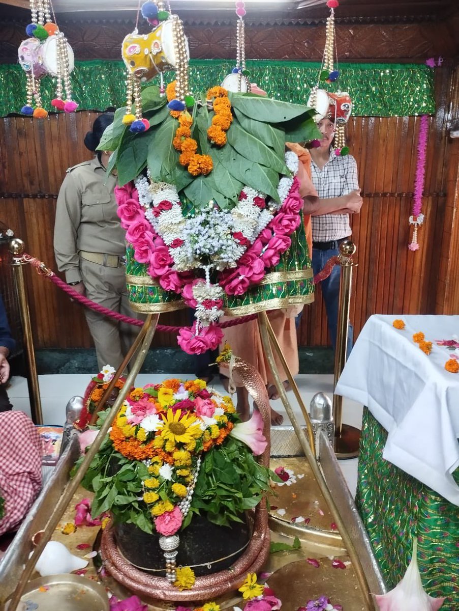 manjeetnegilive's tweet photo. श्री काशी विश्वनाथ मंदिर #उत्तरकाशी के सबसे प्राचीन और पवित्र मंदिरों में से एक है , जो भागीरथी नदी के तट पर स्थित है। #धराली और #हर्षिल में आई भीषण आपदा के बीच लोगों का मानना है कि जब भी देवभूमि में पाप बढ़ते हैं तो आपदा आती है। हालांकि पतित पावनी माँ गंगा ने कभी भी अपना विकराल रूप नहीं दिखाया। सदियों से माँ #गंगा की सहायक नदियों ने ही विकराल रूप धारण करके दंड देने का कार्य किया है। “मत्समः पातकी नास्ति पापघ्नी त्वत्समा न हि । एवं ज्ञात्वा महादेवी यथायोग्यं तथा कुरु”॥ मैंने माँ गंगा और बाबा काशी विश्वनाथ से क्षमा माँगकर दिल्ली  प्रस्थान किया।