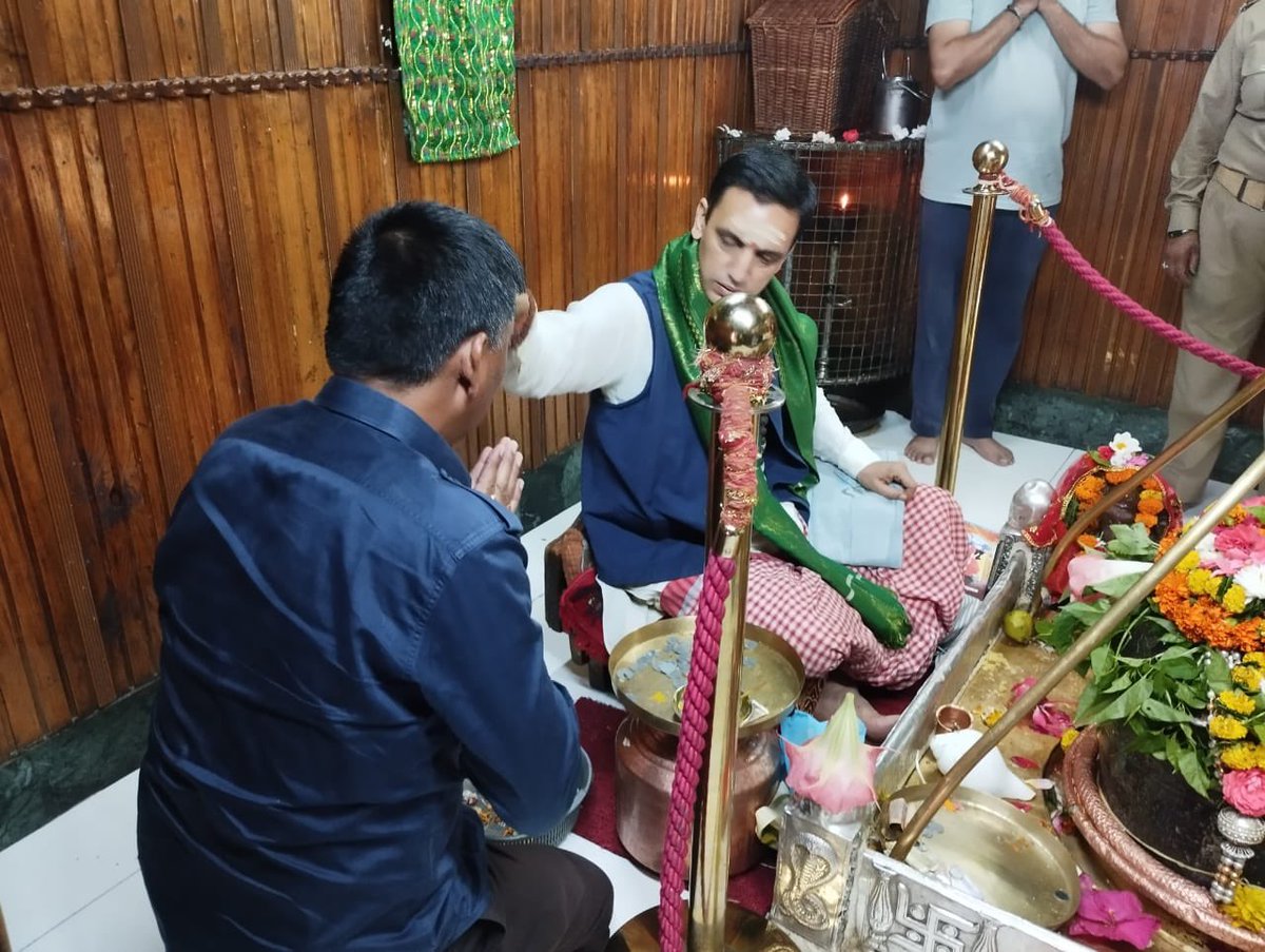 manjeetnegilive's tweet photo. श्री काशी विश्वनाथ मंदिर #उत्तरकाशी के सबसे प्राचीन और पवित्र मंदिरों में से एक है , जो भागीरथी नदी के तट पर स्थित है। #धराली और #हर्षिल में आई भीषण आपदा के बीच लोगों का मानना है कि जब भी देवभूमि में पाप बढ़ते हैं तो आपदा आती है। हालांकि पतित पावनी माँ गंगा ने कभी भी अपना विकराल रूप नहीं दिखाया। सदियों से माँ #गंगा की सहायक नदियों ने ही विकराल रूप धारण करके दंड देने का कार्य किया है। “मत्समः पातकी नास्ति पापघ्नी त्वत्समा न हि । एवं ज्ञात्वा महादेवी यथायोग्यं तथा कुरु”॥ मैंने माँ गंगा और बाबा काशी विश्वनाथ से क्षमा माँगकर दिल्ली  प्रस्थान किया।