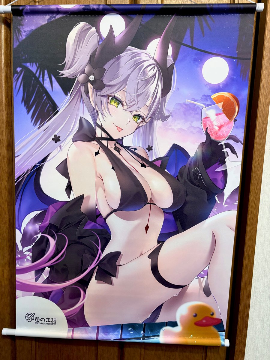 タペストリー２種サンプル届いたよー！心配してたんだけどめちゃくちゃキレイに印刷してもらった！是非会場でお手に取ってくださいね✨