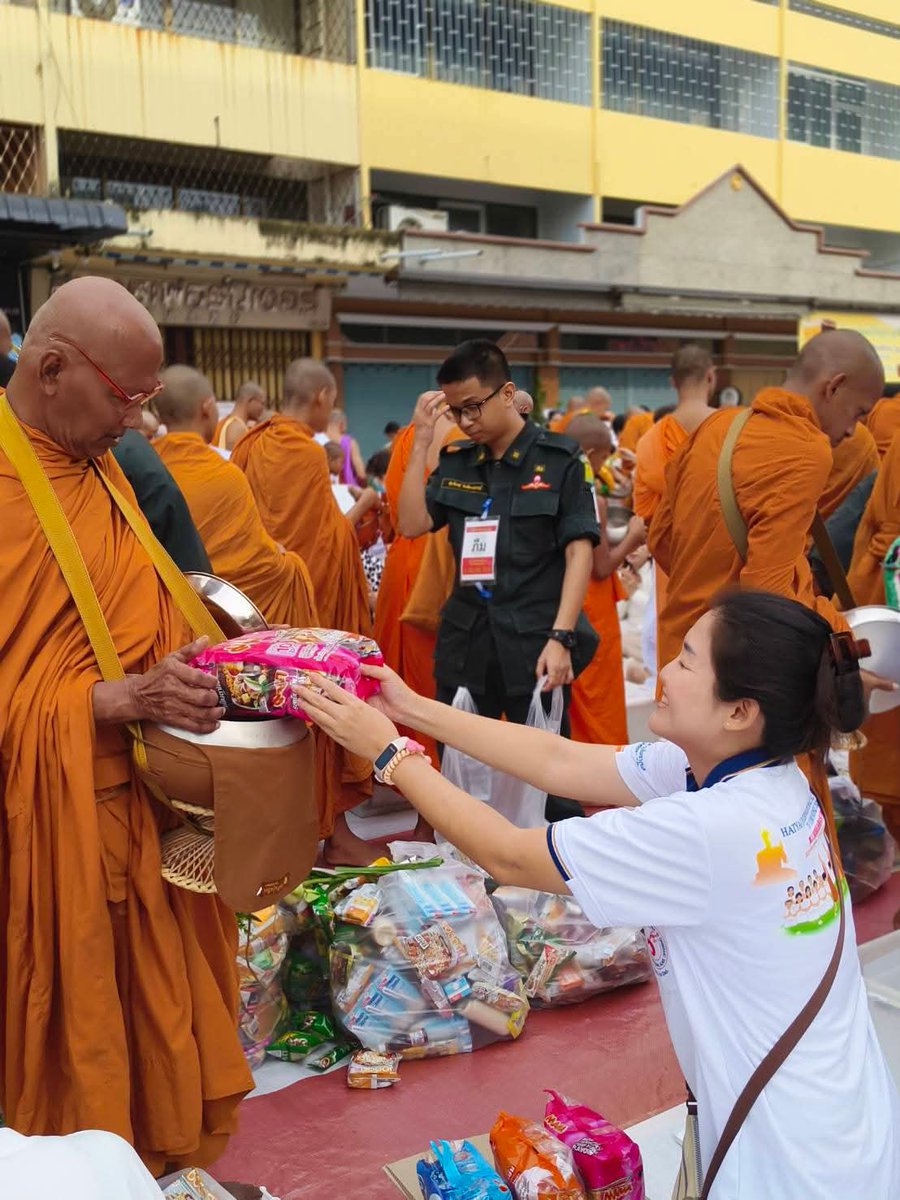 prdkc_yim's tweet photo. ชาวพุทธหาดใหญ่ตักบาตรพระสงฆ์นานาชาติ 10,000 รูป ทำความดีเพื่อแม่ เพื่อพ่อ” https://t.co/Am2rqCrOi3
