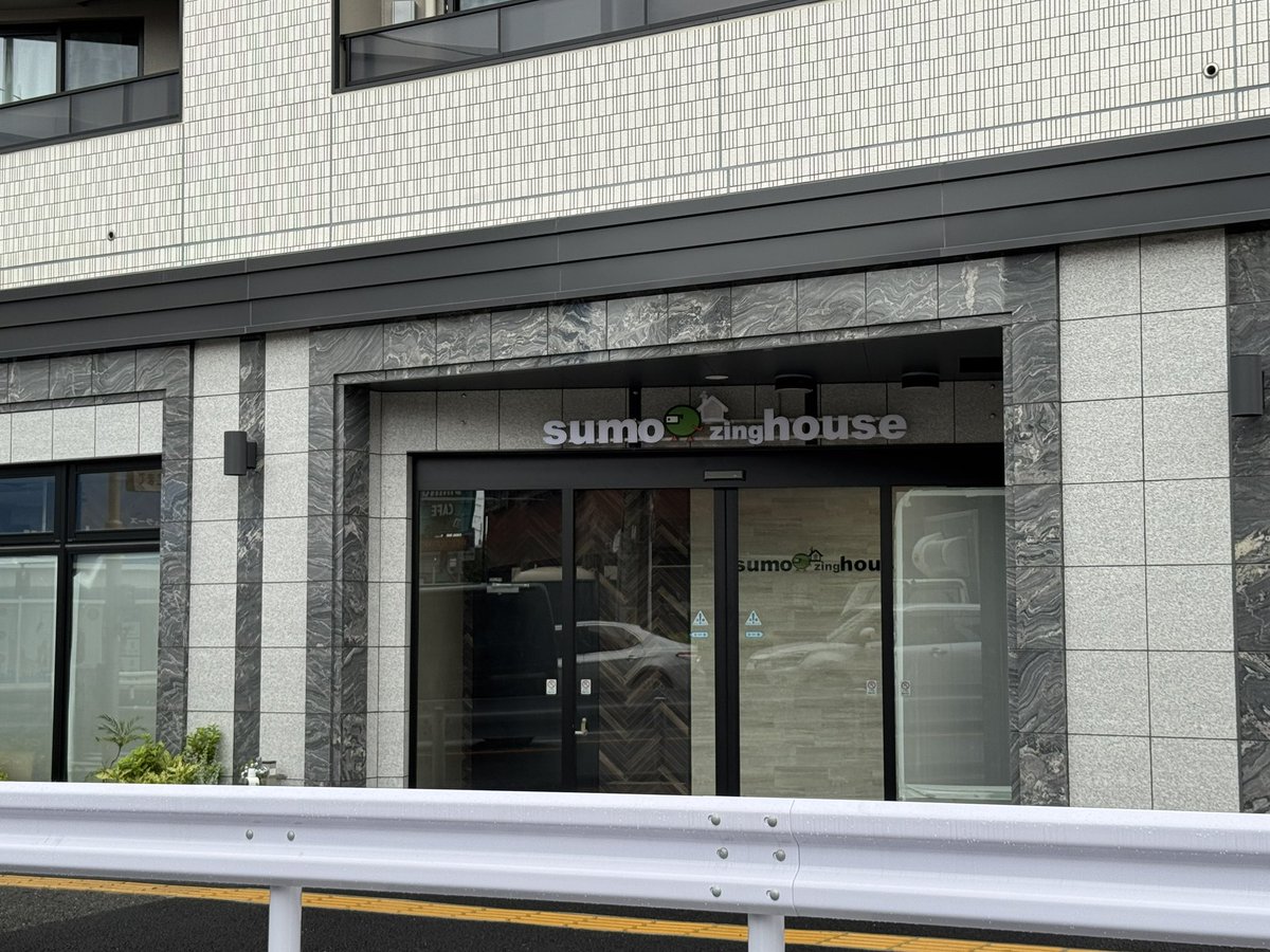 Skylight1020_'s tweet photo. 新横で不思議なスーモくんあった
なにこれ?家?店舗? https://t.co/IVDC3Kb6Mw