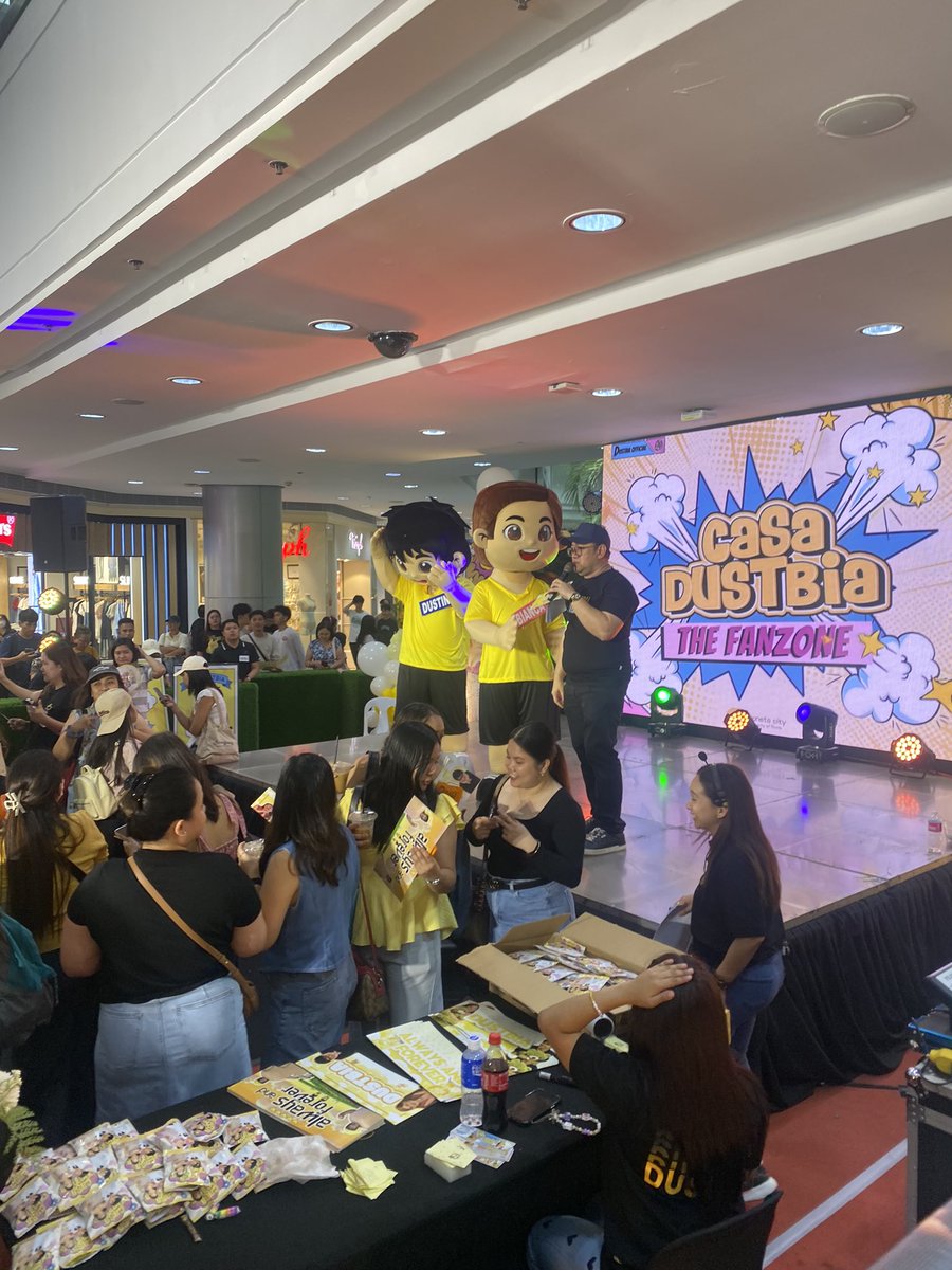 MegaKapamilya's tweet image. Potek hoy ano 'to??? Bakit may pa-party na agad ang fans ng PBB Collab duo #BiancadeVera at #Dustin??? 🤩

#MEGAkapamilya #ColLoveFancon