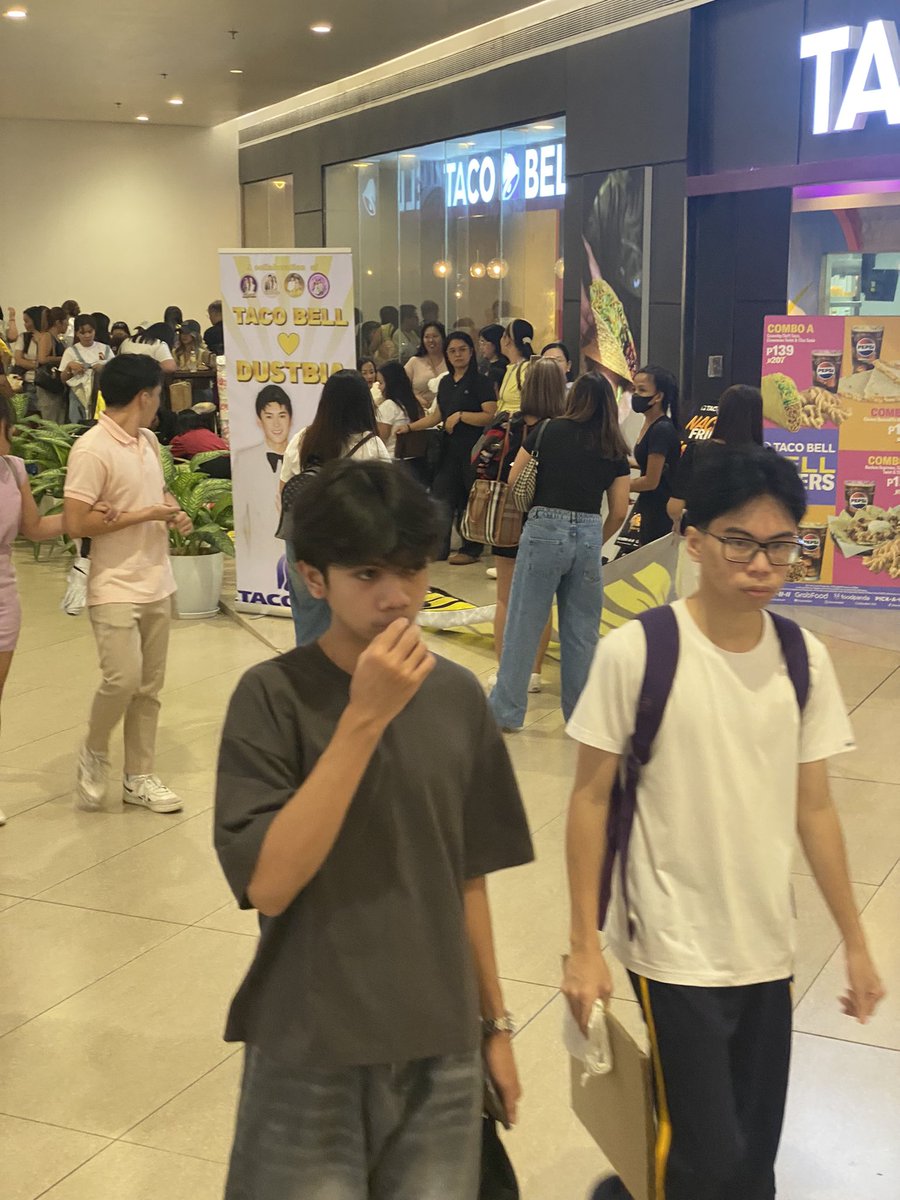 MegaKapamilya's tweet image. Potek hoy ano 'to??? Bakit may pa-party na agad ang fans ng PBB Collab duo #BiancadeVera at #Dustin??? 🤩

#MEGAkapamilya #ColLoveFancon