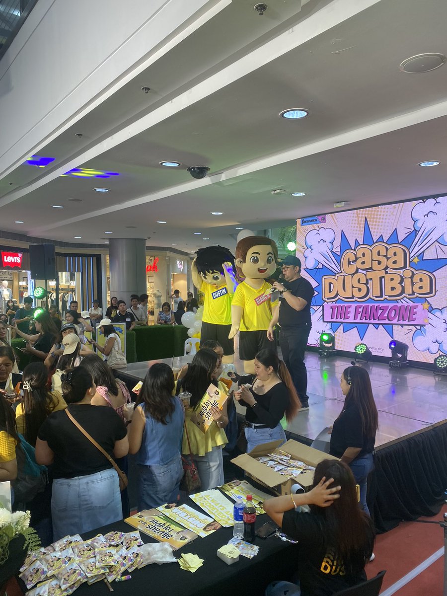 MegaKapamilya's tweet image. Potek hoy ano 'to??? Bakit may pa-party na agad ang fans ng PBB Collab duo #BiancadeVera at #Dustin??? 🤩

#MEGAkapamilya #ColLoveFancon