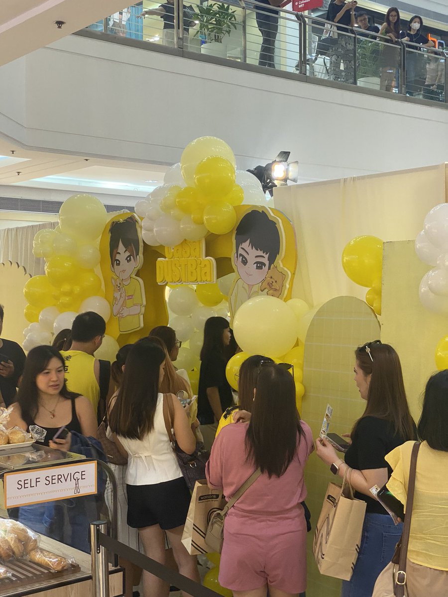 MegaKapamilya's tweet image. Potek hoy ano 'to??? Bakit may pa-party na agad ang fans ng PBB Collab duo #BiancadeVera at #Dustin??? 🤩

#MEGAkapamilya #ColLoveFancon