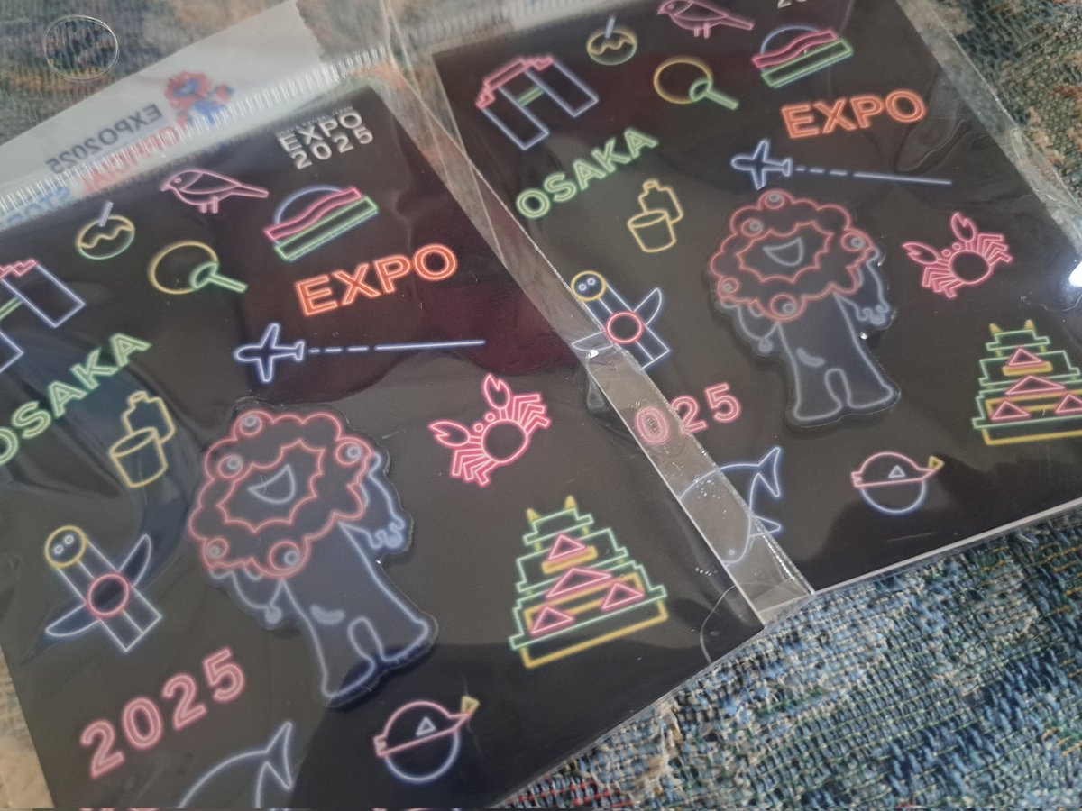 ミャクミャク様のネオンカラーピンバッジ、かわいすぎ♡