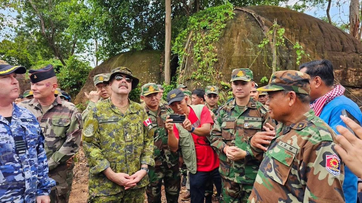 TTNEnglish's tweet photo. The delegation of the Military Attaché Corps Phnom Penh (MACPP) visits the Banteay Ampil district in Oddar Meanchey province to assess the situation in the conflict-torn area and the displacement camps following the ceasefire agreement between Cambodia and Thailand.

The delegation comprises 14 representatives from nine countries including Australia, Canada, China, France, Japan, Laos, South Korea, the United Kingdom and Vietnam, with some of them based in Cambodia and others abroad.

Photos from Ministry of Information