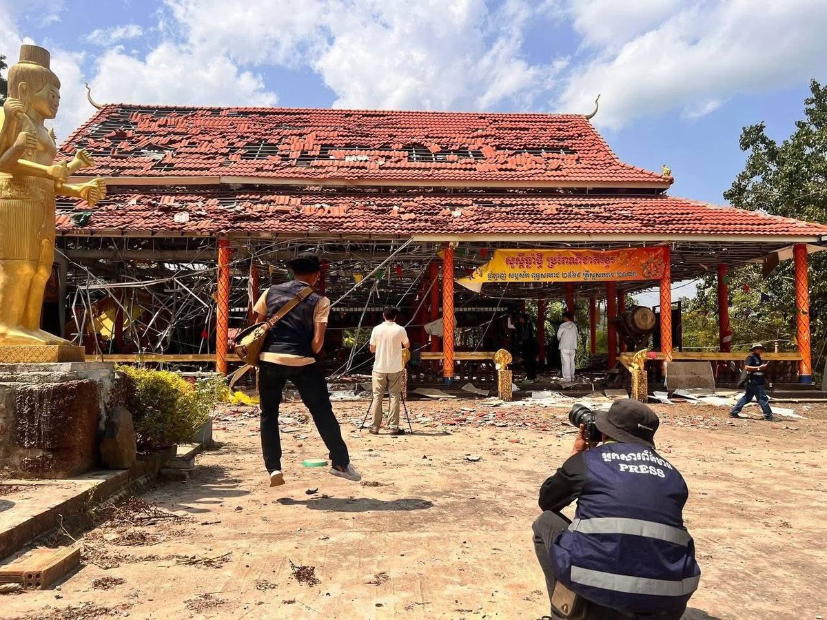 TTNEnglish's tweet photo. The delegation of the Military Attaché Corps Phnom Penh (MACPP) visits the Banteay Ampil district in Oddar Meanchey province to assess the situation in the conflict-torn area and the displacement camps following the ceasefire agreement between Cambodia and Thailand.

The delegation comprises 14 representatives from nine countries including Australia, Canada, China, France, Japan, Laos, South Korea, the United Kingdom and Vietnam, with some of them based in Cambodia and others abroad.

Photos from Ministry of Information