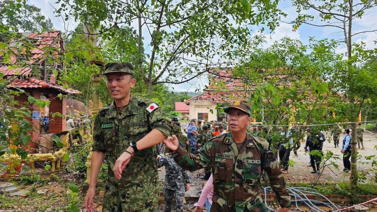 TTNEnglish's tweet photo. The delegation of the Military Attaché Corps Phnom Penh (MACPP) visits the Banteay Ampil district in Oddar Meanchey province to assess the situation in the conflict-torn area and the displacement camps following the ceasefire agreement between Cambodia and Thailand.

The delegation comprises 14 representatives from nine countries including Australia, Canada, China, France, Japan, Laos, South Korea, the United Kingdom and Vietnam, with some of them based in Cambodia and others abroad.

Photos from Ministry of Information