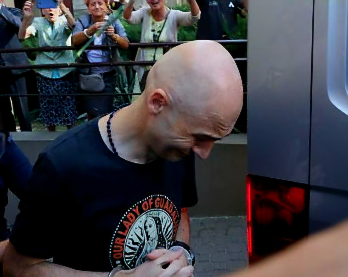 Zniszczyli życie i zdrowie księdza, który od serca budował ogromny gmach dla osób potrzebujących.
Dziś przerwana budowa, niszczeje z dnia na dzień.
Ci sami złodzieje i zwykle cwaniaki, hulają, szastają publicznymi środkami, rozdają miliony swoim i wszystko jest w najlepszym