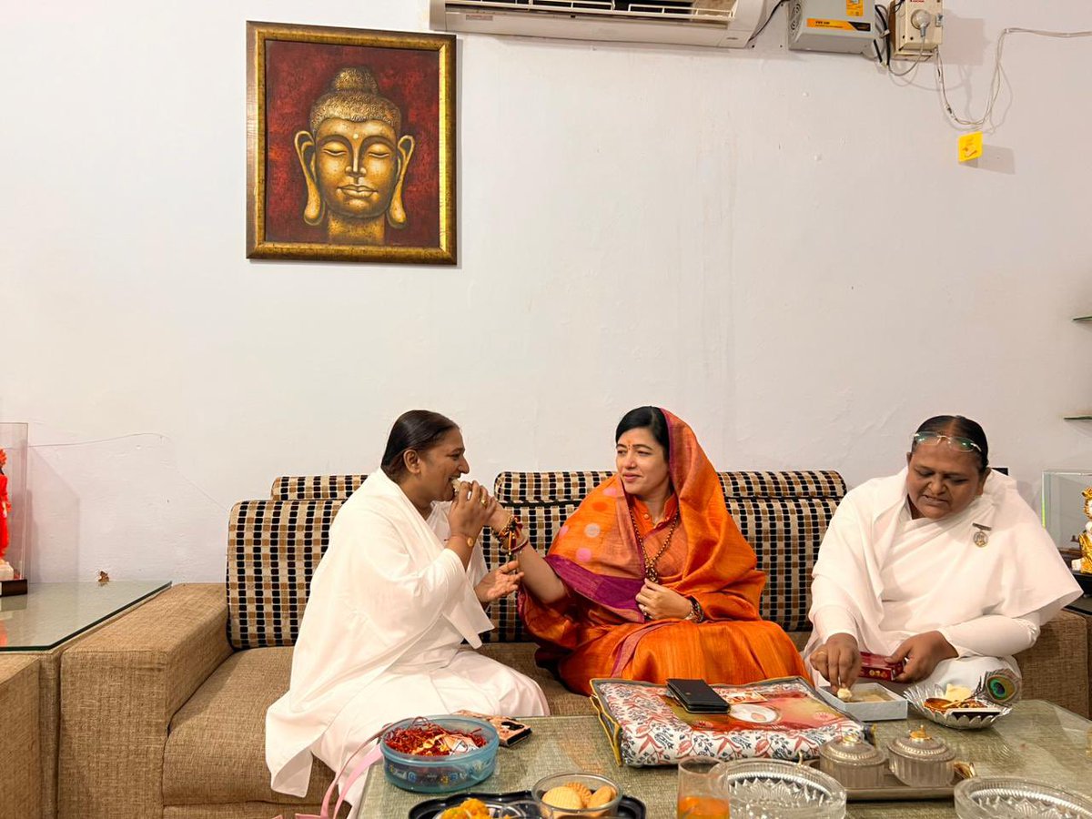 आज सीधी आवास पर ब्रह्माकुमारी की बहनों ने रक्षाबंधन के पावन अवसर पर रक्षा-सूत्र बांधी।