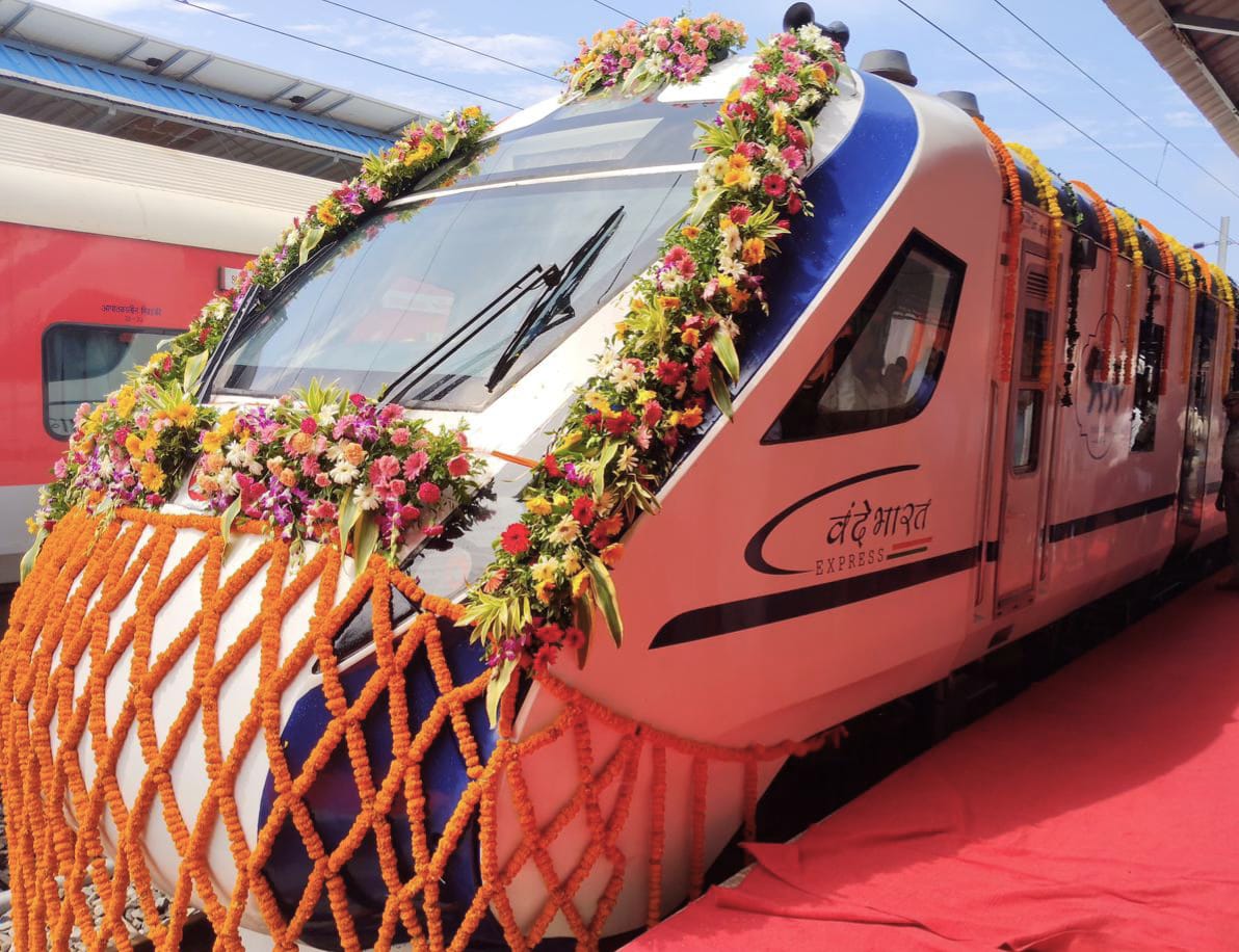 OfficeOfLGJandK's tweet image. Grateful to Hon&apos;ble PM Shri Narendra Modi Ji for flagging off Vande Bharat Train between Amritsar to Shri Mata Vaishno Devi Katra Station. J&amp;amp;K&apos;s transport infrastructure, particularly in railways, has witnessed unprecedented growth under the leadership of Hon&apos;ble PM.