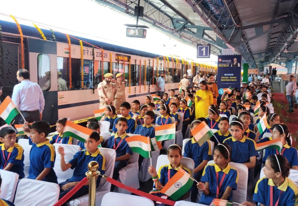 OfficeOfLGJandK's tweet image. Grateful to Hon&apos;ble PM Shri Narendra Modi Ji for flagging off Vande Bharat Train between Amritsar to Shri Mata Vaishno Devi Katra Station. J&amp;amp;K&apos;s transport infrastructure, particularly in railways, has witnessed unprecedented growth under the leadership of Hon&apos;ble PM.