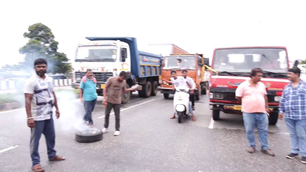 NandighoshaTV's tweet image. -ପାତ୍ରପଡ଼ା ନିକଟରେ ଏନଏଚ୍ ଅବରୋଧ
-ରାସ୍ତା ଉପରେ ନିଆଁ ଜାଳି ଉତ୍ୟକ୍ତ ଲୋକଙ୍କ ପ୍ରତିବାଦ
-ହିଟ୍ ଆଣ୍ଡ ରନ୍ ମାମଲାରେ ପୁଅ, ଝିଅ ଓ ମା‘କୁ ଧକ୍କା ଦେଇଥିଲା ଥର୍ 
-ଝିଅର ମୃତ୍ୟୁ ନେଇ ତାତିଲେ ସ୍ଥାନୀୟ ଲୋକ
-ଦୋଷୀକୁ ଗିରଫ ଦାବି କଲେ ପରିବାର ଲୋକ
#Bhubaneswar #hitandruncase #Protest #NandighoshaTV