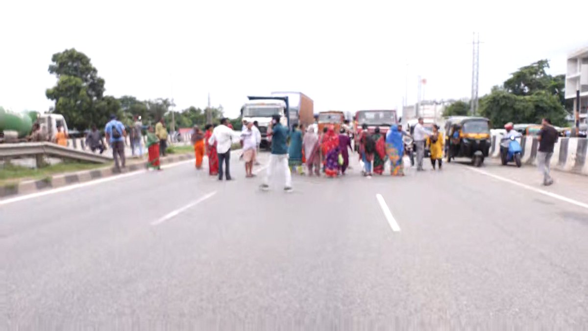 NandighoshaTV's tweet image. -ପାତ୍ରପଡ଼ା ନିକଟରେ ଏନଏଚ୍ ଅବରୋଧ
-ରାସ୍ତା ଉପରେ ନିଆଁ ଜାଳି ଉତ୍ୟକ୍ତ ଲୋକଙ୍କ ପ୍ରତିବାଦ
-ହିଟ୍ ଆଣ୍ଡ ରନ୍ ମାମଲାରେ ପୁଅ, ଝିଅ ଓ ମା‘କୁ ଧକ୍କା ଦେଇଥିଲା ଥର୍ 
-ଝିଅର ମୃତ୍ୟୁ ନେଇ ତାତିଲେ ସ୍ଥାନୀୟ ଲୋକ
-ଦୋଷୀକୁ ଗିରଫ ଦାବି କଲେ ପରିବାର ଲୋକ
#Bhubaneswar #hitandruncase #Protest #NandighoshaTV