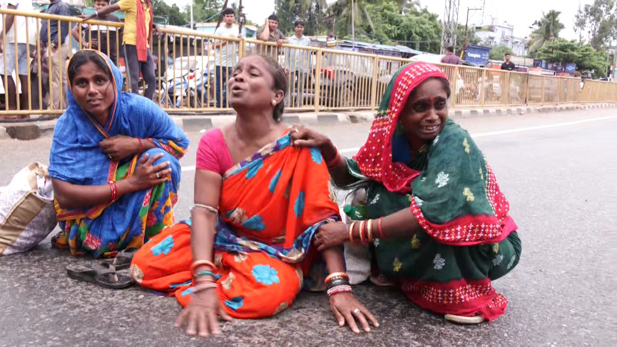 NandighoshaTV's tweet image. -ପାତ୍ରପଡ଼ା ନିକଟରେ ଏନଏଚ୍ ଅବରୋଧ
-ରାସ୍ତା ଉପରେ ନିଆଁ ଜାଳି ଉତ୍ୟକ୍ତ ଲୋକଙ୍କ ପ୍ରତିବାଦ
-ହିଟ୍ ଆଣ୍ଡ ରନ୍ ମାମଲାରେ ପୁଅ, ଝିଅ ଓ ମା‘କୁ ଧକ୍କା ଦେଇଥିଲା ଥର୍ 
-ଝିଅର ମୃତ୍ୟୁ ନେଇ ତାତିଲେ ସ୍ଥାନୀୟ ଲୋକ
-ଦୋଷୀକୁ ଗିରଫ ଦାବି କଲେ ପରିବାର ଲୋକ
#Bhubaneswar #hitandruncase #Protest #NandighoshaTV