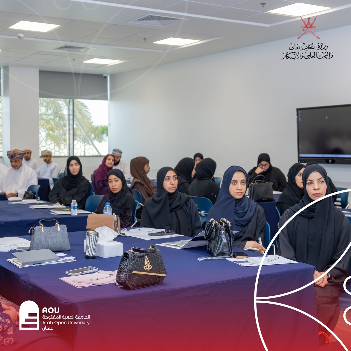 في اليوم الأول من المنتدى، قدّم أ.د حسين بن علي  الخروصي، محاضر بجامعة السلطان قابوس، ورشة تدريبية بعنوان "مقدمة في البحوث المزجية/المختلطة".

تناولت الورشة تعريف البحوث المختلطة ومفاهيمها الأساسية. مستعرضًا خصائص هذا النوع من الأبحاث، ودواعي استخدامه، وخطوات بنائه وتصميمه.