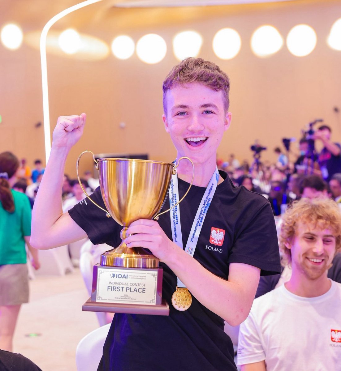 Każdy Polak powinien dziś poznać Krzysztofa!! Drodzy Państwo Krzysztof Rojek, uczeń II LO im. Adama Mickiewicza we Wrocławiu wygrał przed chwilą uzyskując najlepszy wynik na Ziemi Międzynarodową Olimpiadę Sztucznej Inteligencji w Pekinie!! W Chinach! To jest jeden z najlepszych