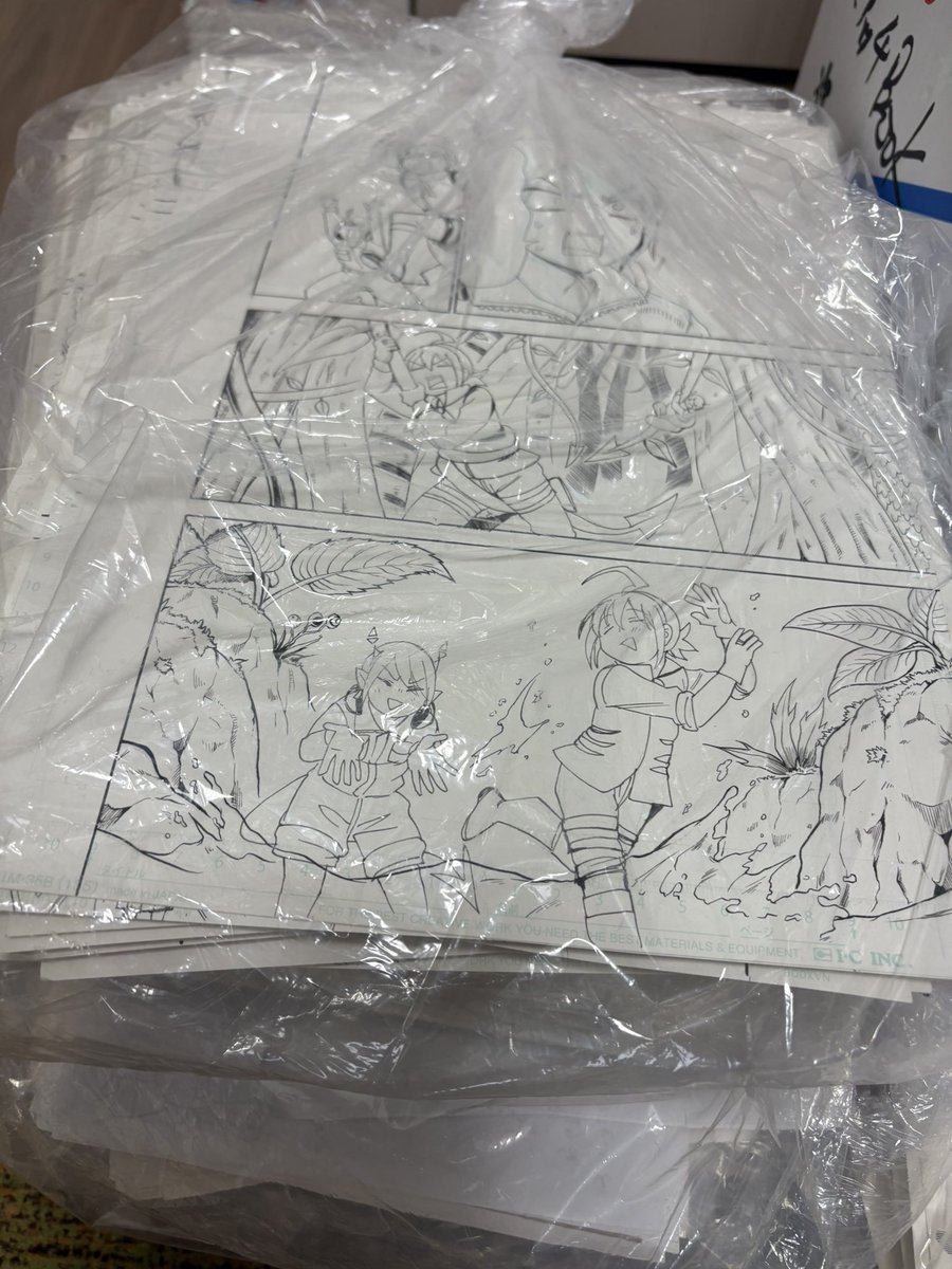 原稿やネームを引っ張りだすなどしています。 懐かしくて手が止まる🐾