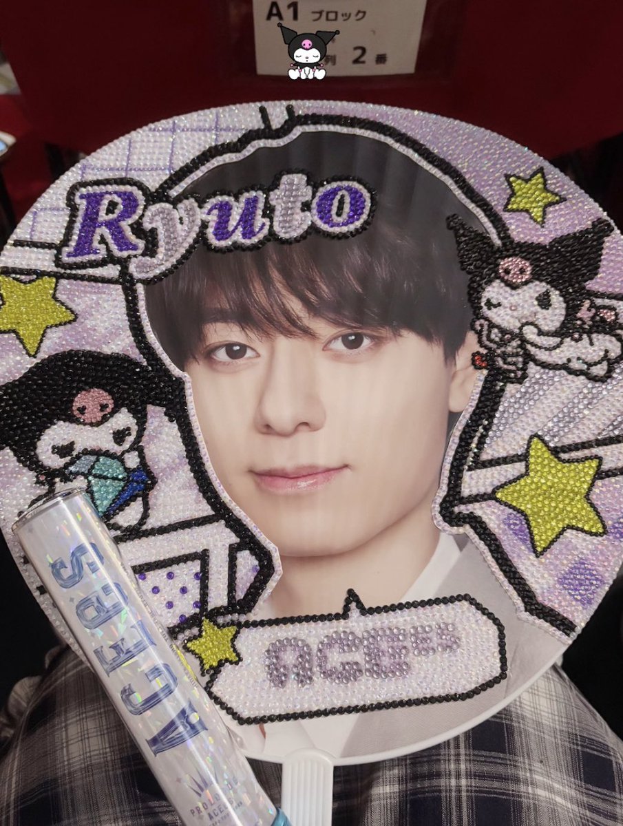 ちょーかわいくできて大満足なデコうちわ🎶💖
お友達とお揃いでデコするの夢なので次ツは誰か一緒にデザイン考えて🥹🥹💭