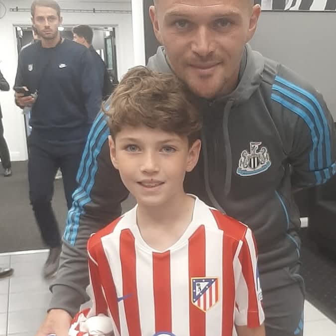 Un poquito de huella sí que deja el Atleti en quienes visten la rojiblanca. Visto el partido de ayer yo "repatriaba" a Trippier, pero fue él quien quiso volver a Inglaterra por motivos familiares. Ahi está su hijo, presumiendo de ser de los nuestros.
