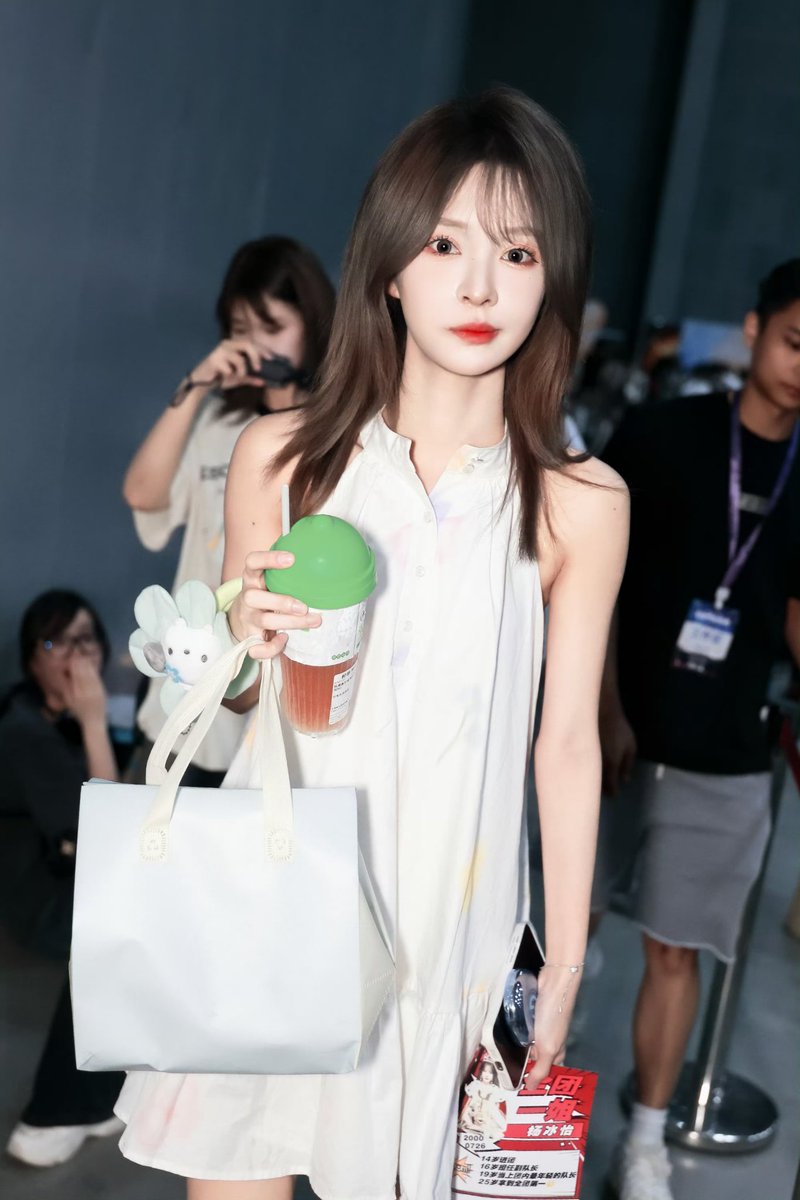 shui in her cute dress today 🥹