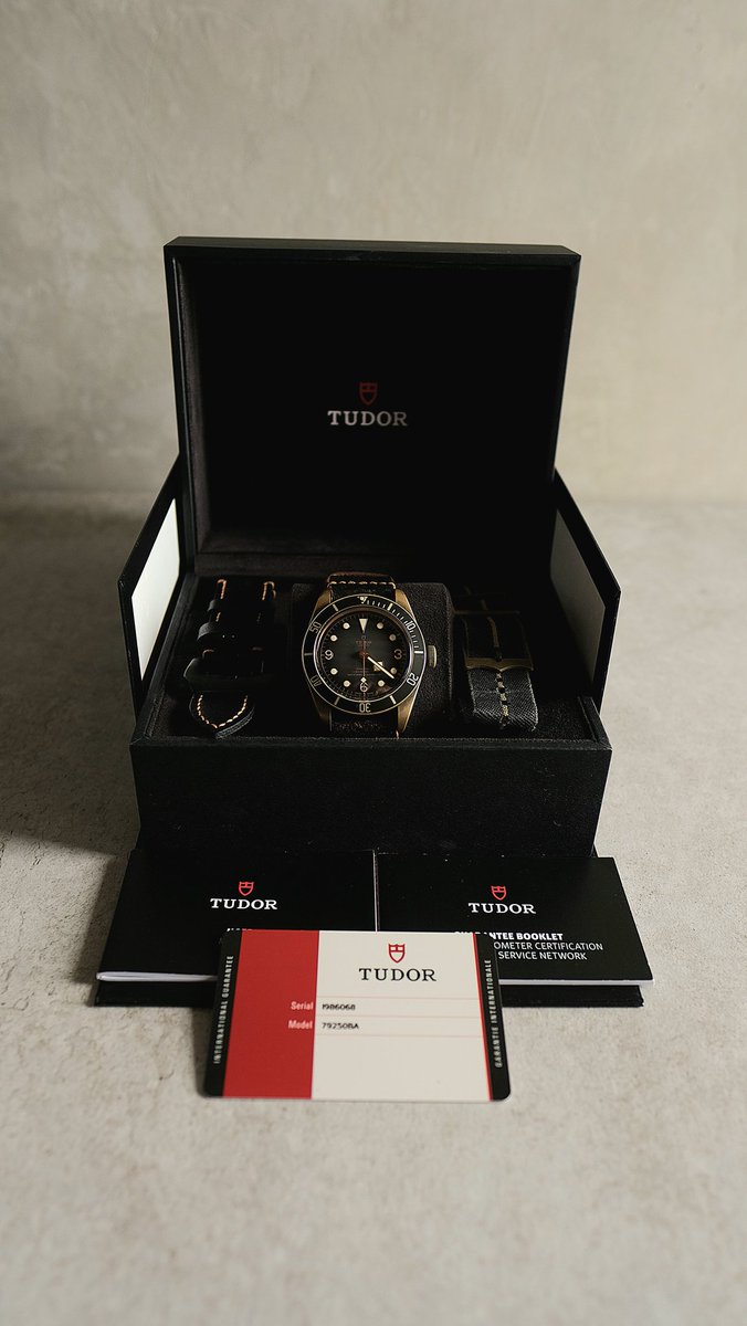 dhanirell's tweet photo. FOR SALE

TUDOR BLACK BAY BRONZE 2020

Jam tangan automatic, kuat 200 m dibawah laut, kaca sapphire tahan gores, bezel rotating.  Laki pake ini dijamin aura farming 🤙. Unit mulus, Minus trap canvas sudah buluk.

IDR 40jt, negotiable https://t.co/54jlXHMaTG