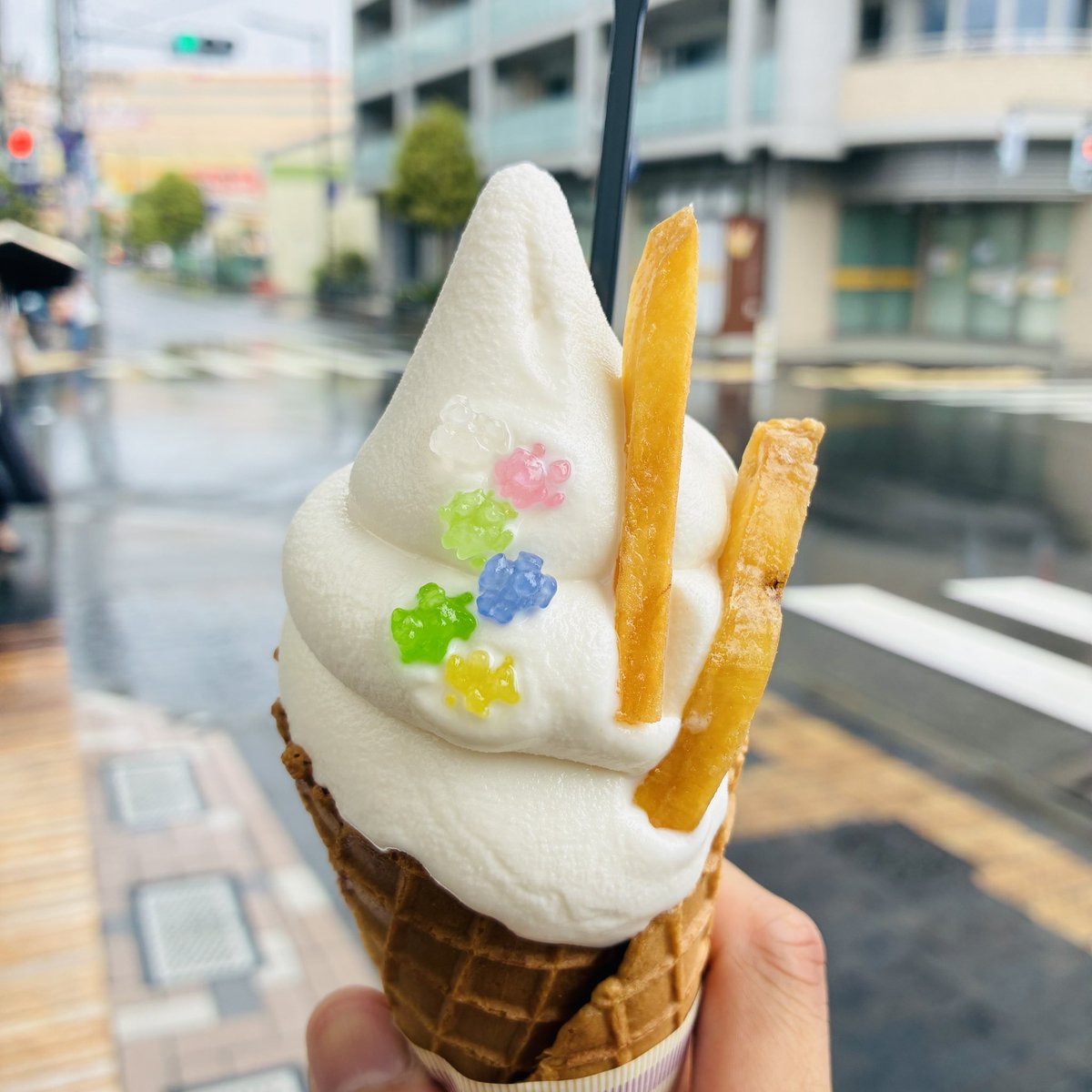 【をかし ひつじや】

仙川駅から徒歩3分✨🚶‍♂️福岡発の、新感覚が楽しめるお菓子屋さん✨🍪🐑

店内には、量り売りのおかきや飴菓子がずらり並び、子ども心をくすぐるレトロ感にワクワクが止まりません✨🥰