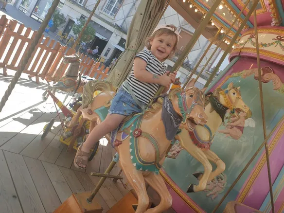Le carrousel de Gien tournoie depuis 2019, et sa présence tient désormais de l’évidence, au point d’être devenu une petite vitrine de la ville larep.fr/gien-45500/loi…