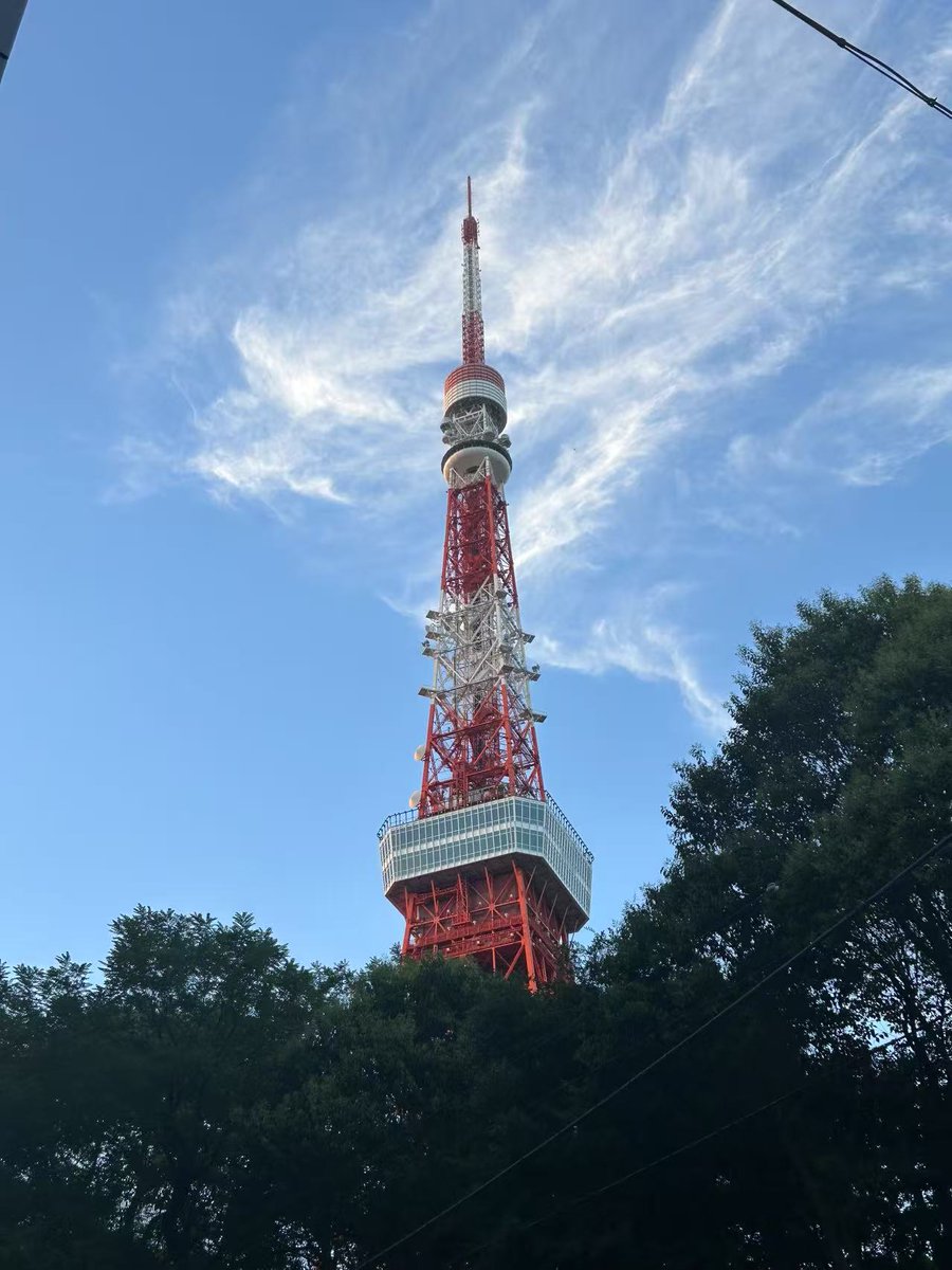 c_dylanber's tweet photo. 《霓虹漫游记》

经历13天日本“日出之旅”后，我终于回归了。这是我有史以来最长的一次旅行，所以想认真记录下来。

文字会有点长，老哥们可以按需选择喜欢的部分看看
————
旅行起因

出发前的心态其实不太好。长期待在电脑桌前，要时刻关注币圈消息，还得帮导师做实验，基本把自己时间填满了。

工作和学习带来的压迫感，让我有点迷失生活的意义。加上最近 @Lighter_xyz   积分卷得厉害，于是动了暑假出来缓冲一下的念头。

刚好，老师没要求我们开组会，初中同学也拉了个旅行局，但缺同伴，于是我们一拍即合——计划从上海飞东京，玩三四天，再去京都，之后经奈良到大阪，最后到神户，返程回国。
————
旅途开始

【东京】

我们从上海飞到东京成田，转地铁到酒店，安顿好后正好赶上晚饭时间。随意找了家附近的咖喱店，原本兴致勃勃，结果看到菜单上专门写着“外国人额外加收25%费用”，直接震惊——当下还以为是暑期出台的新旅游税，结果整个行程里，类似条款就遇到这么一家。

我们还是本着“来都来了”的精神点了两份咖喱饭。可惜味道一般，只能草草收场，然后顺路去看了东京塔。参观完后又在周边随意溜达，去了家本地居酒屋尝试，人生第一次在日本喝清酒。说实话，没能喝出什么门道，虽有米香但口感偏淡，后续点的烧鸟也比较平庸。

虽然饮食体验一般，但不得不说，路上的“樱花妹”平均颜值真的很高。底子可能没有很出众，听说她们从小学起就开始注重护肤打扮。

事实也证明我所看到的樱花妹都是好好打扮过的，但是大家化妆的方式都很趋同：冷白皮加上空气刘海偏向于甜妹，大家可以想象成大概是滨边美波或者斋藤飞鸟那样，但还是很养眼，可以在假装看风景的同时看两眼😍。

第二天，我们去了当地最大的“小黄楼”。现场观感只能用“震惊”二字形容。虽说早有耳闻日本色情产业的发达，但现实比想象离谱多了：整栋楼层层分区，一楼卖黄色书刊，二楼开始售卖成人玩具，三楼专攻飞机杯，四楼主打SM道具，五楼是情趣内衣……所有你能想到，甚至意想不到的内容都被一网打尽，看得人目瞪口呆。这里我就不发图了，防止被x标记成敏感内容😂。

第三天前往东京迪士尼。传说迪士尼是全世界最快乐的地方，可惜我的体验并不理想。过山车（特别是跳楼机）差点让我坐吐；
迪士尼的IP也偏向幼龄，加上童年没怎么看过迪士尼动画，和朋友刷了几个经典项目就撤了。

当天去尝试了日本二郎拉面本店。二郎拉面的分量、性价比以及各种“规矩”挺有名气，尤其是本店——很多分店主都是从这儿学成出师。我朋友提前专门练了日语，比如“不加蒜”、“少豆芽”、“少猪油”。我健身饭量大，直接上“全部得斯（全都要）”。结果还是使尽吃奶的劲才勉强吃完。

【京都】

一到京都就能感觉到和东京的不同。连坐电梯都有左派和右派之争，再加国外游客多，谁站哪边全看第一个人的选择。
京都景点多为寺庙，说实话，比起中国的寺庙并不出彩。所谓“二年坂”“三年坂”也有点像浙江的那些批量古镇，十分商业化且特色不足。鸭川更是“名不副实”，其实就是一条普通的小溪。

但是要论我印象最深刻的是当天晚上吃饭的时候，当时吃的是一个简易的怀石料理，料理说不上多好吃，但是旁边坐的人引起了我的好奇心，一个四五十的秃顶中年人和旁边一个20出头的漂亮女生举止亲密，但是能感觉出来肯定不是父女，女生好像一直在努力的接中年人的话茬并说说笑笑，我感觉很像我在之前新闻上看到的“爸爸活”，简单来说就是日本有钱中年人去保养年轻的漂亮女生。

接下来是整段旅途的高潮：参观山崎蒸馏所！预约的专业讲解，带我们揭秘山崎威士忌从麦芽糖化、发酵到蒸馏和装桶全过程。

重点是可以品鉴多款「山崎1923」的原酒。工作人员详细示范了威士忌品鉴三部曲：观色（在灯下欣赏酒色）、闻香（加水激发更多香气，静置摇晃闻变化）、尝味（品尝酒体风味）。作为威士忌小白，这一趟学到很多。初次品到如此明显的橡木、巧克力、茴香乃至泥煤香气。最后还给我爸带了一瓶山崎威士忌做伴手礼，心满意足离开京都。

【大阪】

去大阪前，先在奈良住了一晚，本想看鹿，实际到了公园发现遍地鹿💩，味道难顶，匆匆拍个游客照就撤了。

进大阪就能直观感受到关东、关西气质差别。关西人比关东人大大咧咧很多，地铁里会高声聊天，街头也经常见到醉汉闹市。原本打算去传说中的飞田新地“开开眼”，但考虑安全最终没去，有点遗憾。

大阪让我印象最深还是环球影城。无论工作人员的职业素质、园区沉浸氛围还是设施体验，都比迪士尼高不少——可能也是因为我本人任豚，对马里奥IP极有兴趣，在园区玩得很过瘾。不过，类似游乐园的痛点就是“过山车项目”太多，恐高的我根本不敢玩，少了不少乐趣。
但意外惊喜是看了一场真人版的海贼王舞台剧，娜美的演员真的很漂亮。

最后参观了朝日啤酒工厂。和山崎蒸馏所厚重感不同，这里展示的是高度工业化的流水线，机械、自动化带来的未来感，但少了点人情味。总体来说也算不错，体验一下当代啤酒产业。

结语

本次旅行主要玩了上述这些景点，花费没有细算，大致在1.5万到2万之间。总的来说日本之行还是很新鲜，接触了一些新事物，短暂的扫去了我心中阴霾，接下来要接着干活了🥲
