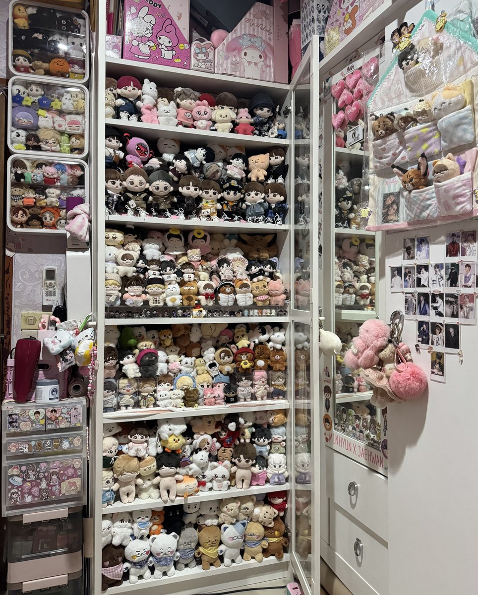 นี่คือห้อง(เด็ก)ผู้หญิงวัย 27 ปี 555555555555555 (แล้วพ้มเป็นติ่งมาแค่ 7 ปี!!!🥹🥹)