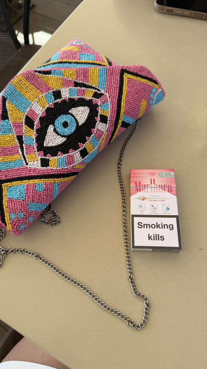 Para bizi bozmaz ama pembe stanley ve marlbora belki