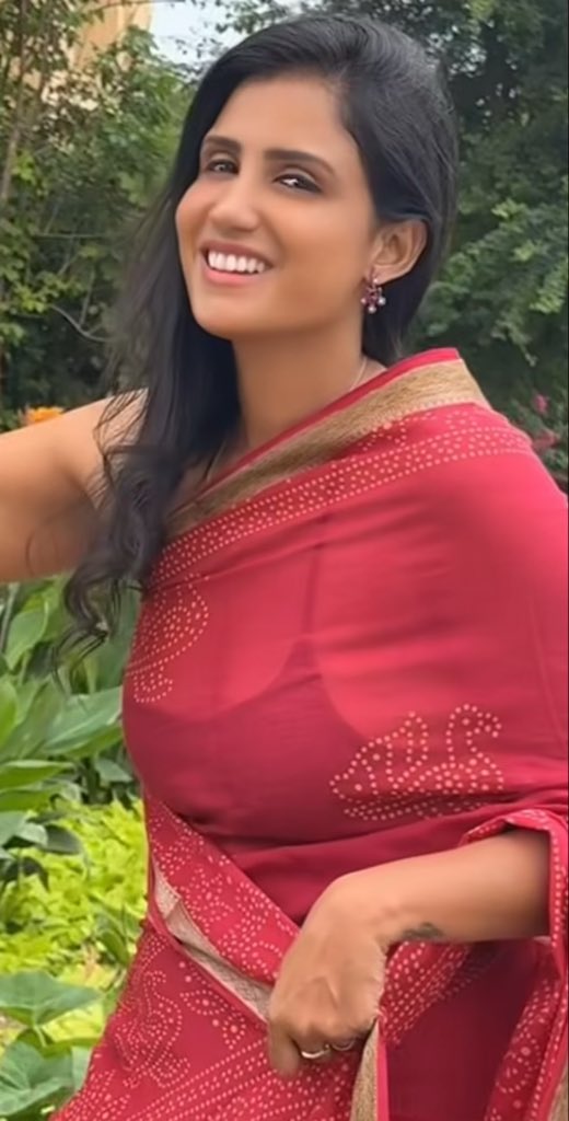 Aarnika
Braless nighty la irunthu bra with saree kku vanthu irukka 😍😍 😍