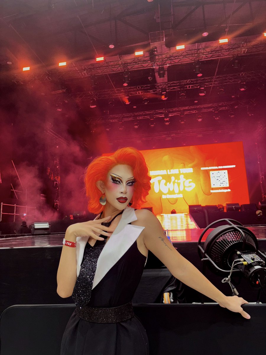 theshortgunn's tweet image. You’re the very first reason I ever came to a concert! with My Drag 🧡
แม่เห็นหนูหน่อยนะ 🥺
#HWASA_Twits_BKK #Hwasa