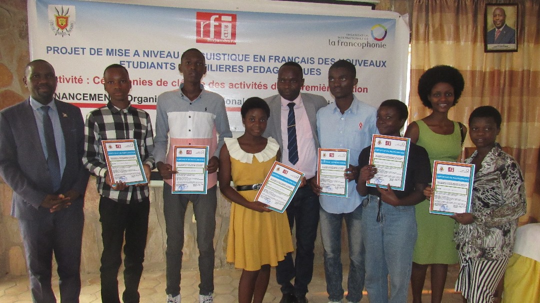 #Burundi : Monia Iradukunda, l'une des bénéficiaires, témoigne :  
«Beaucoup d’entre nous n’avaient pas eu l’opportunité d’approfondir le français au secondaire. Grâce à ces 3 mois, nous avons acquis les bases nécessaires pour enseigner en français après l’université. »