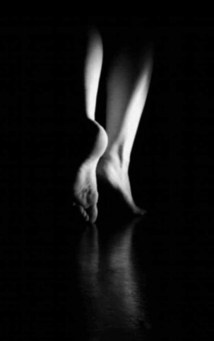 هو طريق شائك... 
وهي حافية  تواقة للألم ...