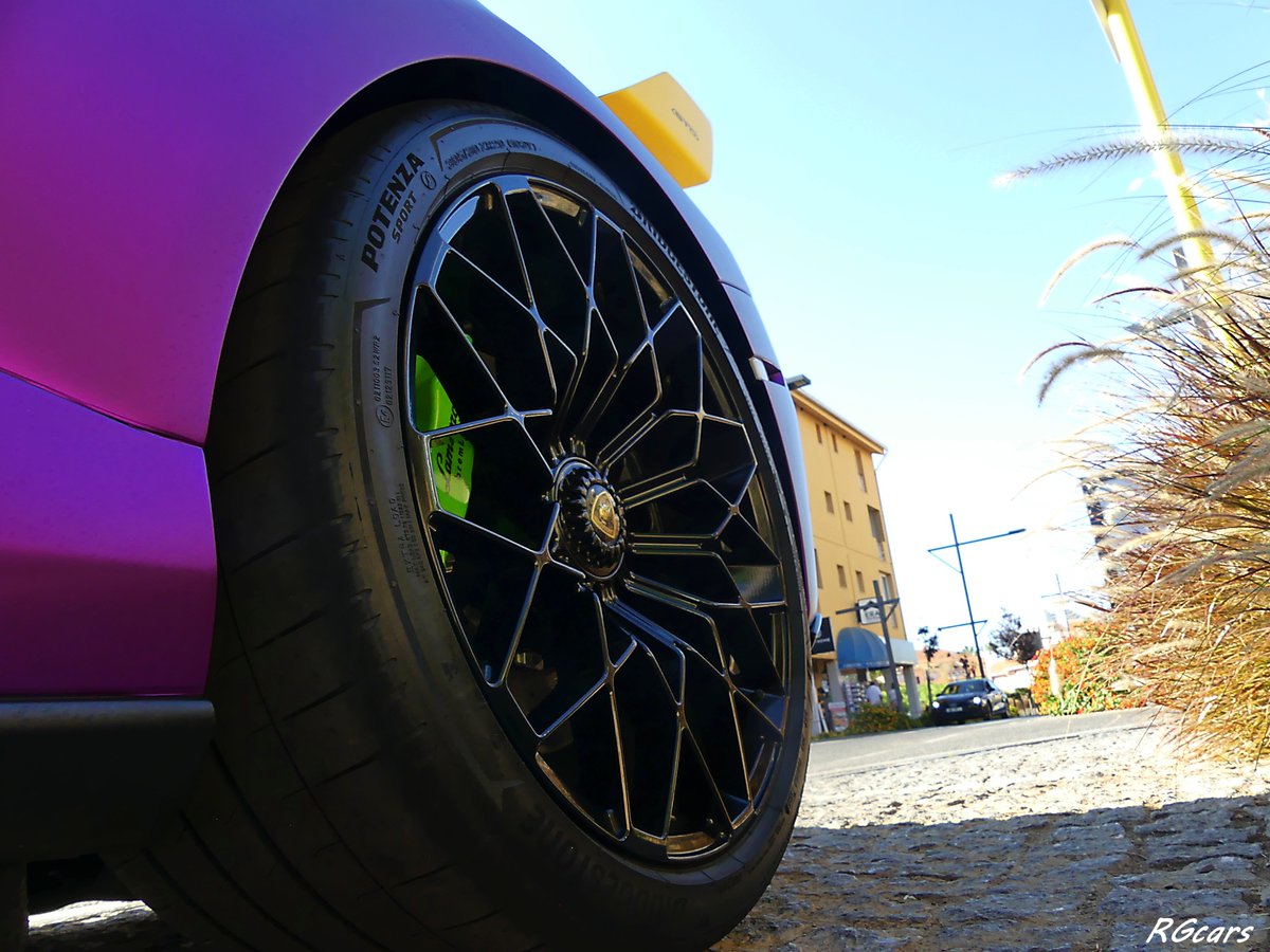 #Lamborghini Huracan STO 🇮🇹
vous voulez la voir en entier ? Alors retweetez !😅