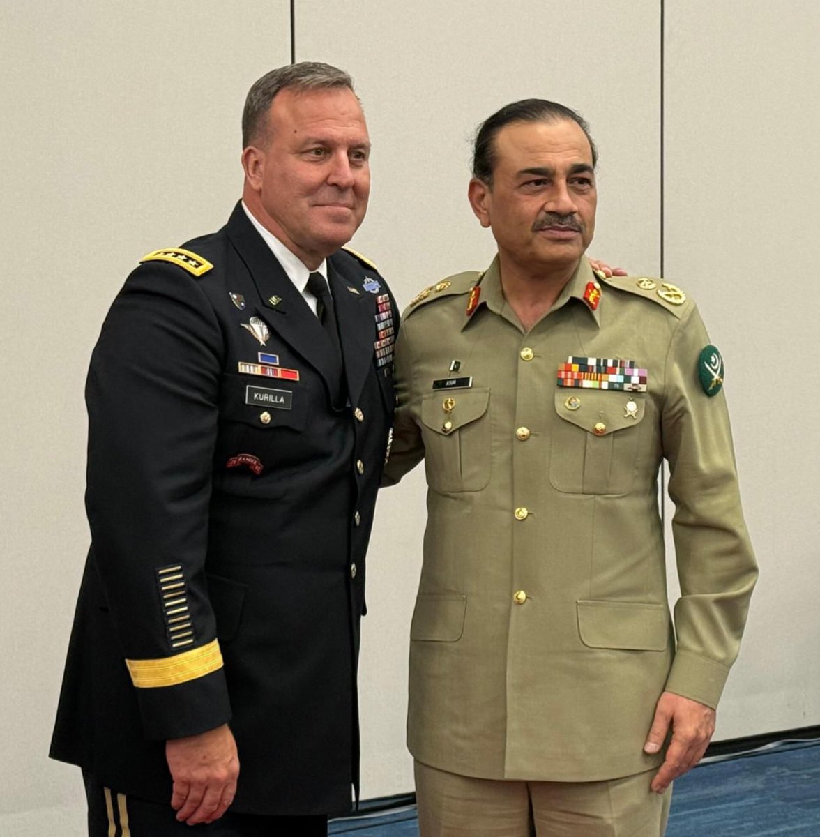 AsmailAqdam623's tweet photo. The servant beside the master.
😒 https://t.co/lrUeZUUHCN
