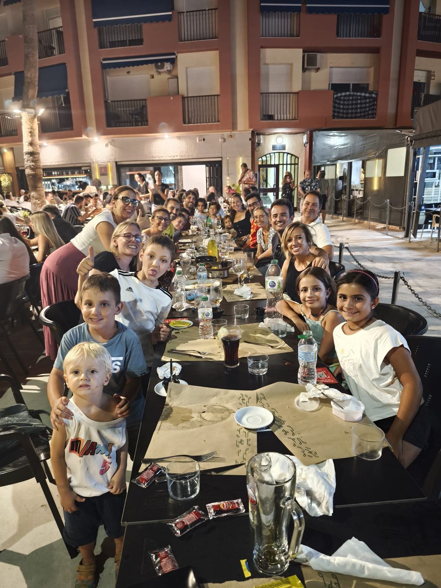 ♥️ FA MI LIA ♥️ Anoche, en Mazarrón, pachanga y posterior cena familiar. ¡Qué buen ratico, madre mía!