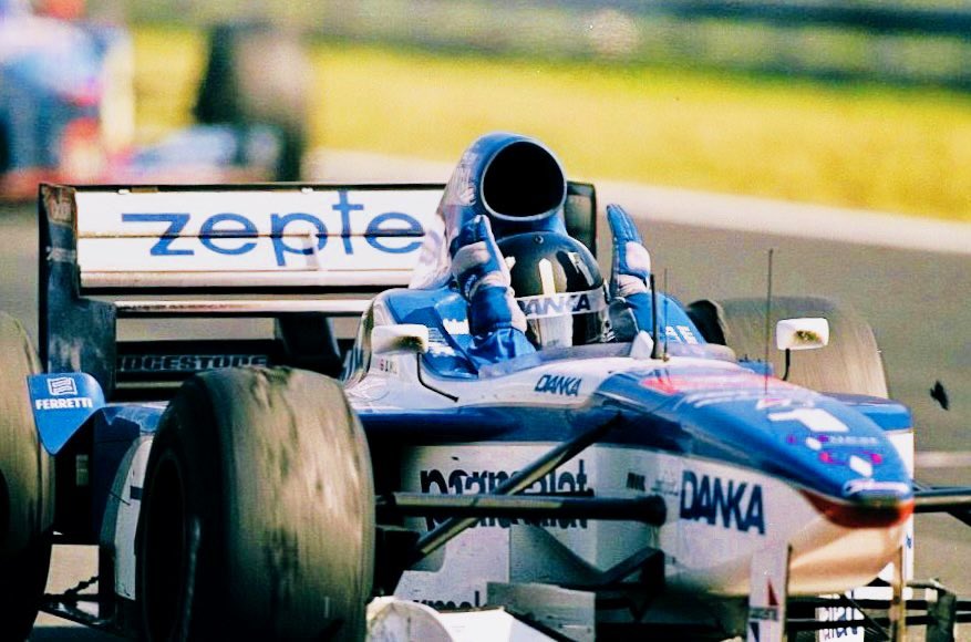 Anguish in Budapest #OnThisDay 28 years ago: Damon Hill had led the ’97 #HungarianGP easily, until a hydraulic glitch slowed him &amp; cruelly robbed him of the win, dropping him to 2nd behind Jacques Villeneuve’s winning Williams. Arrows would never come so close again.