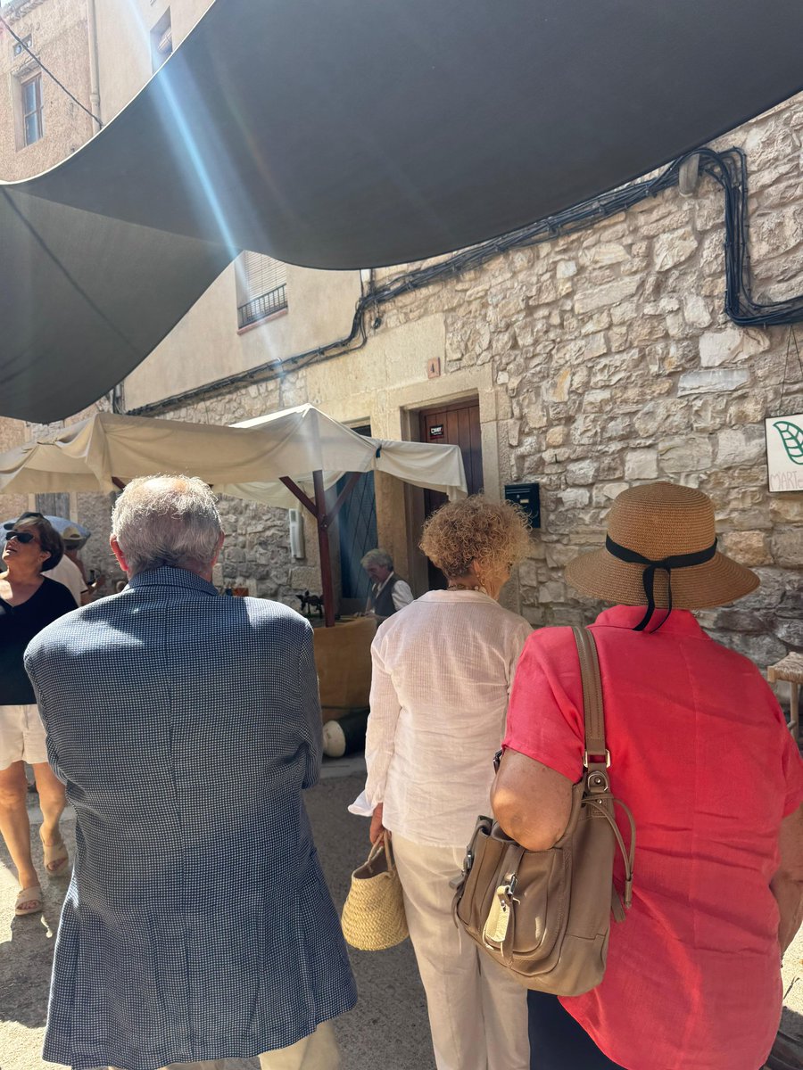 cc_urgell's tweet image. ✨ Durant aquests dies, Guimerà es converteix en una autèntica finestra al passat:
🛍️ Artesania
🎶 Actuacions musicals
⚔️ I moltes altres activitats que faran les delícies de grans i petits.

👏 Llarga vida al Mercat Medieval de #Guimerà!