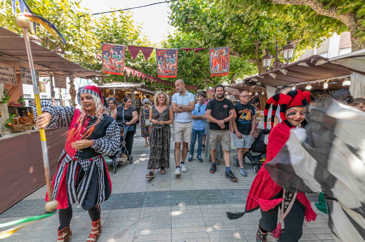 🫅El #MercadoRenacentista es una de las citas imprescindibles del programa de La Patrona y está en la Avda de España hasta el martes 12 
👉Así fue el pasacalles de inauguración 
Más 📸 Fb Ayuntamiento de Torrelavega 
#FiestasVirgenGrande #LaPatrona #Torrelavega #Torrelaveganízate