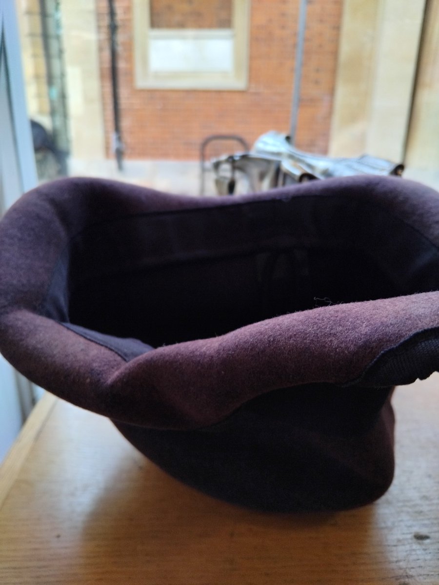 Happy Sunday #mhhsbd 
Phil the 🎩 out on Winchester High Street.  Meta is playing harpy the celtic harp on the corner of Market Street today.  If you are in the area come and say 👋 The farmers market is open until 2pm as well 🙏