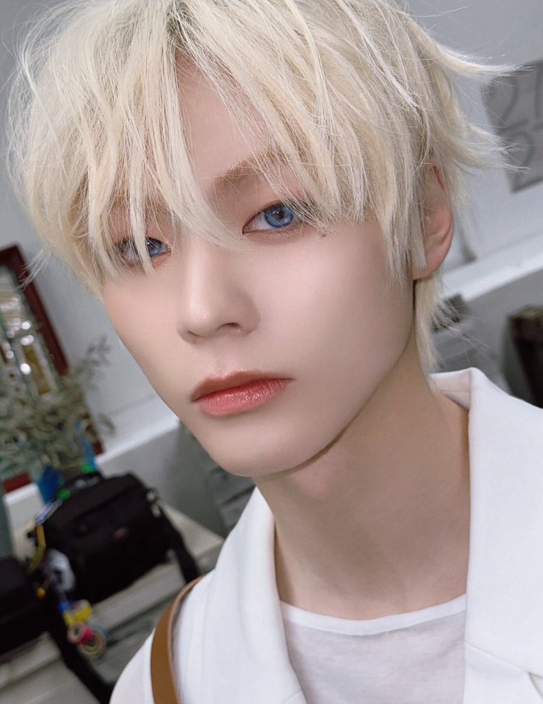 be_yourwish's tweet photo. anime                              real life https://t.co/i5aGWmxYxb